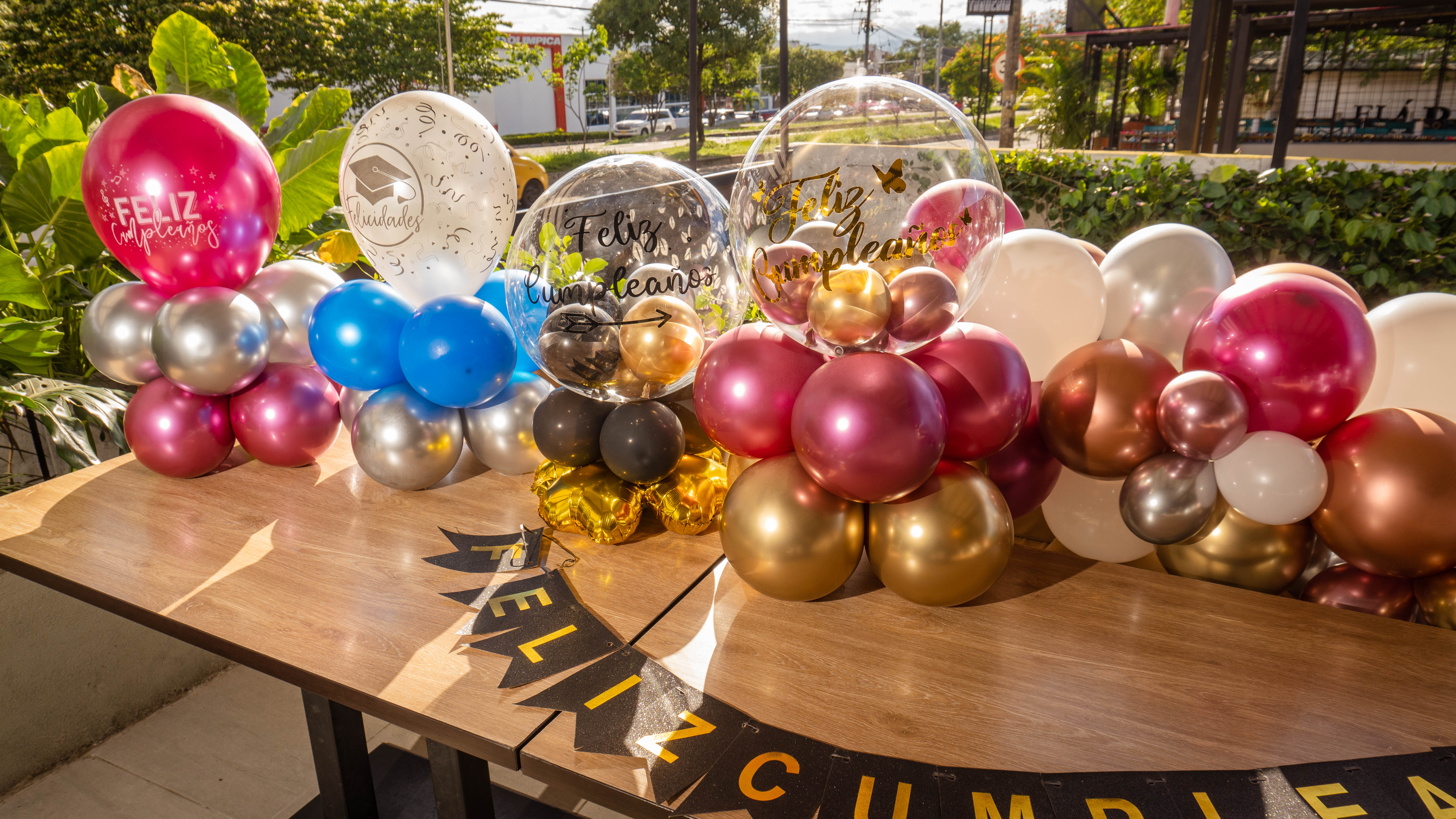 Muestra de decoraciones con globos para celebraciones en La Rosticería